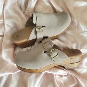 Neutral grey clogs